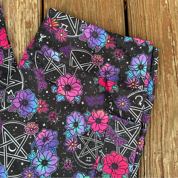 Floral women’s pocket  Leggings - Black and Pink - Picture 4 of 5